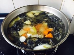 
放入胡萝卜和山药，煮约10分钟