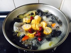 再放入玉米和大枣，煮约10分钟。