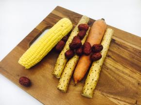 准备适量的玉米、大枣、山药、胡萝卜。