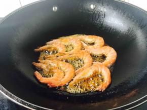 当油温六成热时放入鲜虾，把两面炸成金黄色。