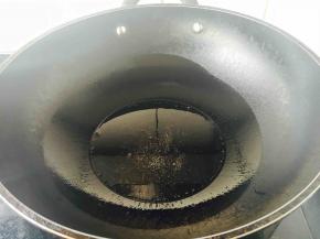 锅热后放适量的油