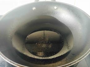 锅热后放适量的油