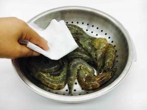 用厨房用纸吸干水份，放2g的盐腌制10分钟。