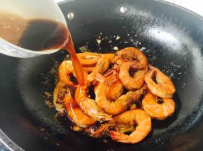 放入炸好的大虾，倒入碗汁。