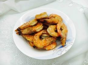 炸好的虾备用