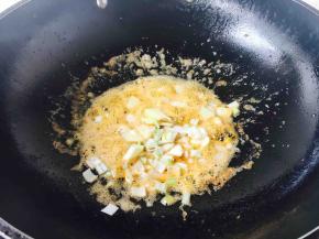 锅里留底油，放入葱姜蒜佐料暴香