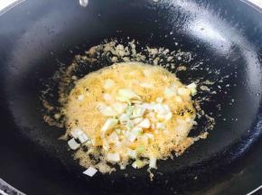 锅里留底油，放入葱姜蒜佐料暴香