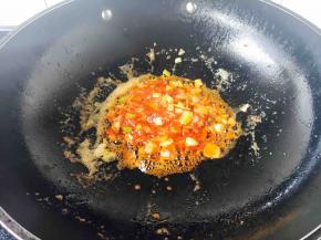 放入2勺番茄酱炒出香味