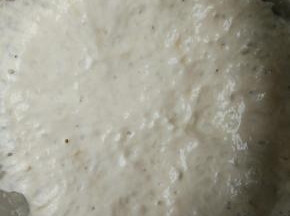 发好以后表面会有很多蜂窝。