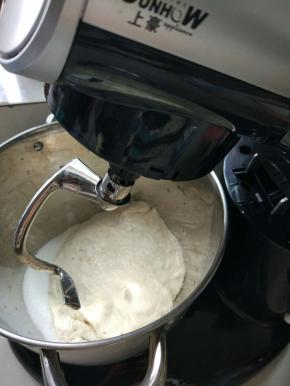 把主面团，除了黄油和盐以外的材料，包括中种，全部放入厨师机揉10分钟后，加入盐和黄油，继续揉出手套膜。