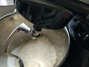 把主面团，除了黄油和盐以外的材料，包括中种，全部放入厨师机揉10分钟后，加入盐和黄油，继续揉出手套膜。