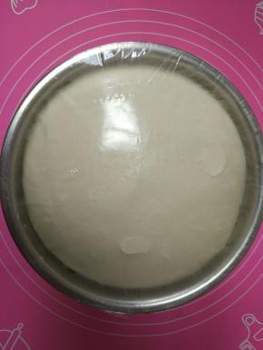 取出面团放入盆中，盖上保鲜膜，室温发酵一小时至2倍大。