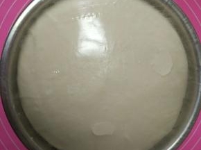 取出面团放入盆中，盖上保鲜膜，室温发酵一小时至2倍大。