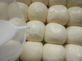 装饰部分：椰浆和糖粉混合拌匀。浇在发好的面团上，如果撒的不均匀，可以用毛刷刷一下。