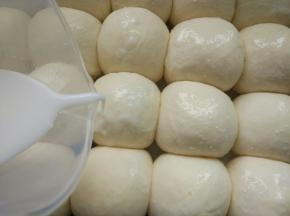 装饰部分：椰浆和糖粉混合拌匀。浇在发好的面团上，如果撒的不均匀，可以用毛刷刷一下。