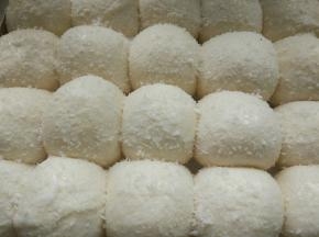 撒适量的椰蓉，烤箱预热180℃中下层烤20-25分钟。