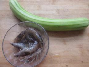 材料备用，把丝瓜去皮，鲜虾剪去虾毛挑去虾线。