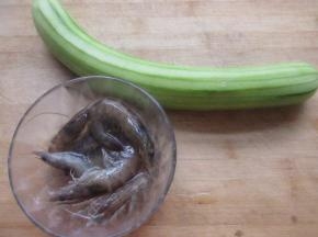 材料备用，把丝瓜去皮，鲜虾剪去虾毛挑去虾线。