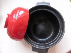 碗锅洗净备用。