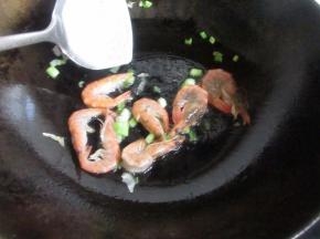 把锅里放油，葱爆香，下入鲜虾稍微一炒，捞出。