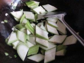直接下入丝瓜片煸炒一下。