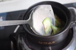 把碗锅加一点水放到炉子上开小火，倒入丝瓜片。