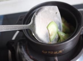 把碗锅加一点水放到炉子上开小火，倒入丝瓜片。