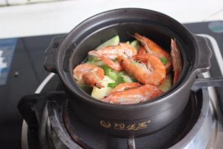 把鲜虾放在上面。