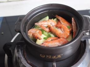 把鲜虾放在上面。