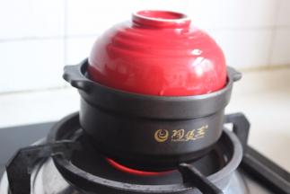 盖上盖子，小火慢炖约3分钟，砂锅熟东西很快的。