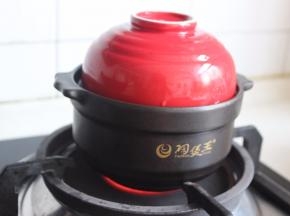 盖上盖子，小火慢炖约3分钟，砂锅熟东西很快的。