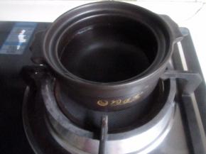 碗锅洗净，加上清水放到炉子上。