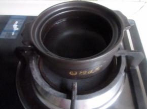 碗锅洗净，加上清水放到炉子上。