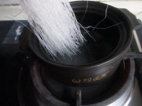 锅快开时，加入粉丝。