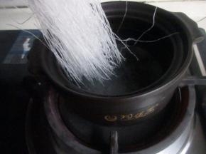 锅快开时，加入粉丝。