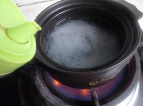 先加入一点加入酱油。