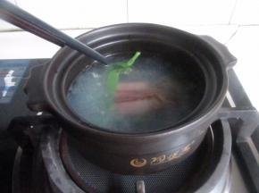 开锅后改小火再加入腊肉和青菜煮一会大约2分钟。