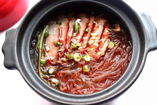 端下锅，加入醋，鸡精，盐，调味，最后加上辣椒油，撒上葱末即可。