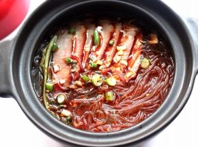 端下锅，加入醋，鸡精，盐，调味，最后加上辣椒油，撒上葱末即可。