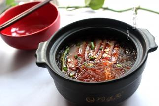 简单几步即可做出美味的腊肉粉丝煲。