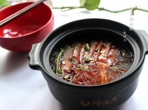 简单几步即可做出美味的腊肉粉丝煲。