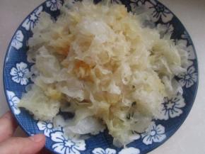 去根洗净，撕成小朵。