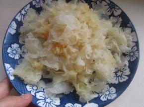 去根洗净，撕成小朵。