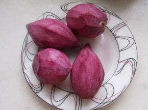 紫薯洗净去皮。