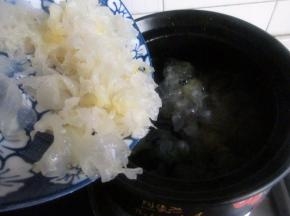 把砂锅放上清水，加入银耳小火炖30分钟。