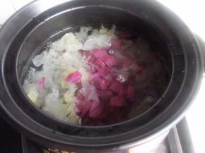 接着小火慢炖。