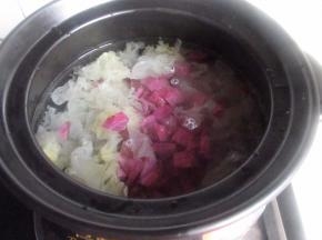 接着小火慢炖。