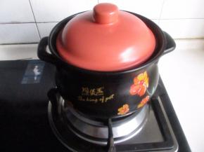 大约一小时，银耳软烂即可，如果老人吃就不用加糖，会很保健。如果孩子吃建议加冰糖或者白糖2勺。