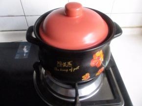 大约一小时，银耳软烂即可，如果老人吃就不用加糖，会很保健。如果孩子吃建议加冰糖或者白糖2勺。