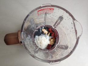 米洗净，红枣去核，将芝麻、米、核桃、红枣都放进破壁机内